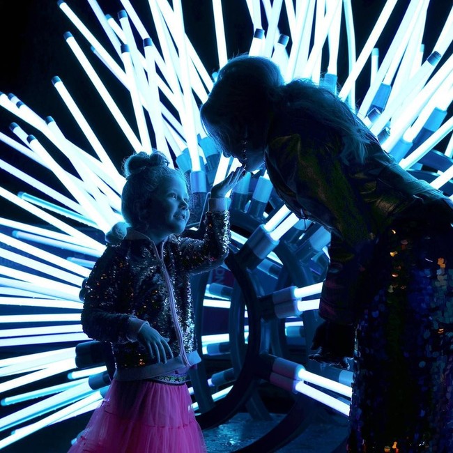 Foto-foto Jo dan Ivy yang tengah pakai baju kembar diunggah paling tidak seminggu sekali. Adalah sang suami dan teman fotografernya yang paling sering mengabadikan momen-momen tersebut. Foto: Instagram @byjowalker