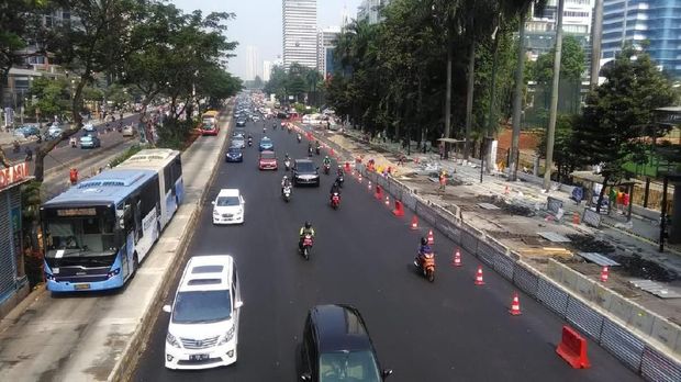 Trotoar di GBK dipercantik