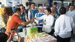 Berkacamata Hitam, Rini Tinjau UMKM di Rest Area Tol