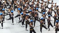 Mengakhiri aksi formasi mereka, para polisi cilik itu memberi gerakan nyeleneh dan memberi salam perpisahan kepada Jokowi. Dadah Pak Presiden, kata pasukan polisi cilik itu serentak. (Foto: Audrey/detikcom)