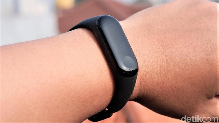 Xiaomi Mi Band 3, yang bakal punya penerus tahun ini dalam diri Mi Band 4. Foto: Adi Fida Rahman/detikINET Xiaomi Mi Band 3, yang bakal punya penerus tahun ini dalam diri Mi Band 4. Foto: Adi Fida Rahman/detikINET