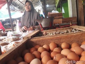 Pedagang Keluhkan Mahalnya Telur dan Daging Ayam di Purwakarta