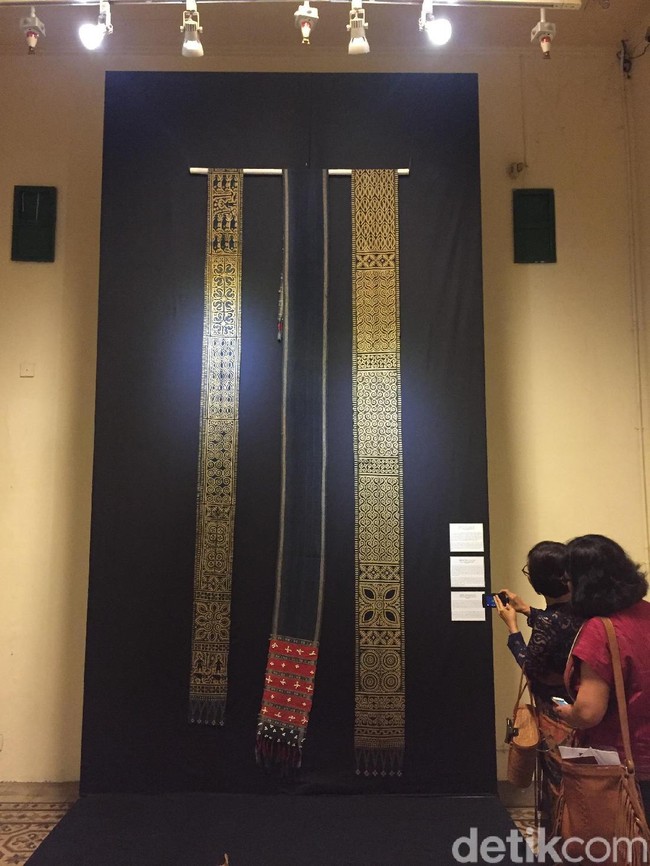 Sekali lagi, deretan koleksi tenun Nusantara menjadi obyek pameran di Museum Tekstil Jakarta. Namun kali ini terbilang istimewa karena koleksi kain berusia ratusan tahun tersebut dimiliki oleh kolektor Australia, dr. John Yu AC dan mendiang dr. George Bryce Soutter AM. (Foto: Daniel Ngantung/Wolipop)
