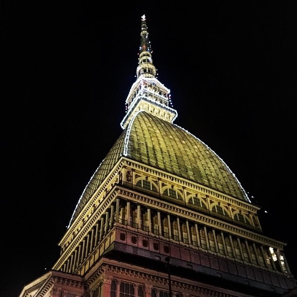 Untuk ikon kota, Turin punya Mole Antonellana yang muncul di koin 2 sen Italia. Menara setinggi 167 meter yang dulunya merupakan sinagog. Sekarang, bangunan ini digunakan sebagai Museo Nazionale del Cinema (Instagram/@turismotorino) Untuk ikon kota, Turin punya Mole Antonellana yang muncul di koin 2 sen Italia. Menara setinggi 167 meter yang dulunya merupakan sinagog. Sekarang, bangunan ini digunakan sebagai Museo Nazionale del Cinema (Instagram/@turismotorino)