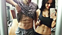 Kartika Berliana memamerkan perut sixpack. (Foto:instagram/kartikaberliana)