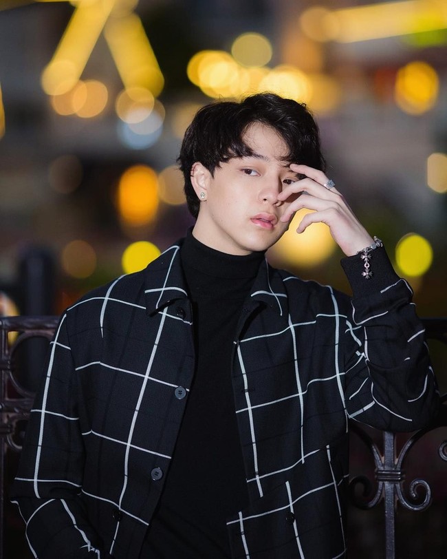 Aktor kelahiran 1999 ini pun sukses mencuri hati banyak wanita lewat penampilannya yang imut dan menggemaskan. Foto: dok. Instagram @bbasjtr