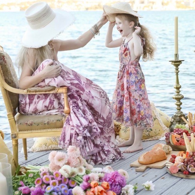 Berkat tampilan matching Jo dan anaknya, wanita itu pun punya banyak pengikut di Instagram. Apalagi Jo juga sering memamerkan kehidupannya yang jet set di media sosial. Foto: Instagram @byjowalker