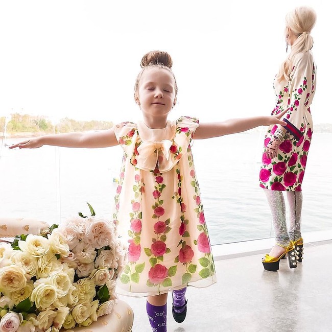 Jo dan Ivy sudah tampil kembar dengan baju-baju branded tiga tahun belakangan. Jo pun mengaku jika sang putri yang berusia empat tahun juga suka fashion dan tampil girlie. Foto: Instagram @byjowalker