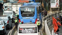 Beberapa polisi bersiaga di ujung jalan jalur busway untuk menertibkan kendaraan.