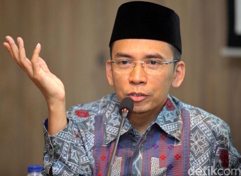 Momen Jokowi Bertemu TGB di Kuliah Umum Akademi Bela Negara NasDem Momen Jokowi Bertemu TGB di Kuliah Umum Akademi Bela Negara NasDem