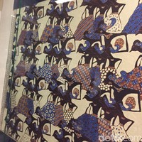 Selain tenun, dipamerkan pula koleksi batik. Salah satunya batik buat perajin di Garut, Jawa Barat. Daya tariknya terletak pada motif wayang menghiasi sekujur kain. (Foto: Daniel Ngantung/Wolipop)