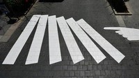 Jika menyeberang menggunakan zebra cross ini anda pasti tidak akan bosan. Istimewa/Boredpanda/Instagram/Oakoak Street Art.