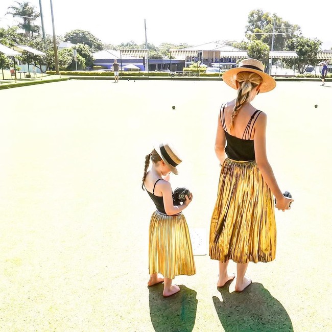 Aku pikir ini adalah panggung yang menyenangkan untuk dinikmati dan dilewati, menciptakan memori untuk kami berdua, kata Jo yang kini merasa ada yang aneh jika tak tampil kembar dengan si kecil saat keluar rumah. Foto: Instagram @byjowalker