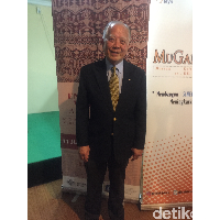 Inilah sosok dr. John Yu, pensiunan dokter anak yang hobi mengoleksi kain tradisional Indonesia. Koleksinya kali ini sudah mencapai hampir seribuan yang didominasi kain tenun. Impian saya adalah mengembalikan kain-kain ini untuk dipamerkan di tempat asalnya. Saya ingin orang Indonesia tahu bahwa kreasi perajin Indonesia sangat cantik dan dihargai betul oleh orang luar. Jadi Anda seharusnya bangga pada kebudayaan negeri sendiri, kata John. (Foto: Daniel Ngantung/Wolipop)