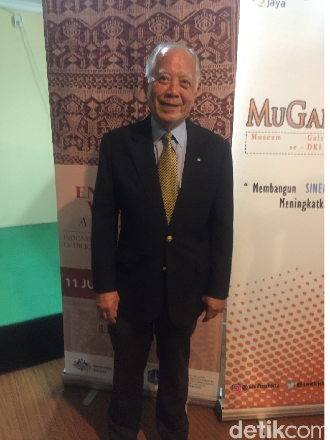 Inilah sosok dr. John Yu, pensiunan dokter anak yang hobi mengoleksi kain tradisional Indonesia. Koleksinya kali ini sudah mencapai hampir seribuan yang didominasi kain tenun. Impian saya adalah mengembalikan kain-kain ini untuk dipamerkan di tempat asalnya. Saya ingin orang Indonesia tahu bahwa kreasi perajin Indonesia sangat cantik dan dihargai betul oleh orang luar. Jadi Anda seharusnya bangga pada kebudayaan negeri sendiri, kata John. (Foto: Daniel Ngantung/Wolipop)