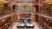Karena punya sejarah yang panjang, tak jarang turis-turis hanya datang untuk berfoto di dalam perpustakaan. Selain penuh buku, ruangan perpustakaan ini juga fotogenik (Rijksmuseum Amsterdam)