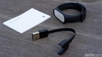 Aksesori yang disertakan dalam paket penjualan. Foto: Adi Fida Rahman/detikINET