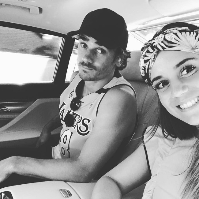 Menjadi salah satu WAGs pemain sepakbola ternama yang pernah menjadi pemain terbaik kedua di Eropa setelah Cristiano Ronaldo, Erika berbeda dari WAGs lainnya. Dia kurang suka eksis, termasuk menonton pertandingan suaminya di klub Atletico Madrid. Dia memilih low profile dan menghindari paparazzi. Di media sosial, dia pun jarang mengunggah foto. Memiliki lebih dari 220 ribu followers di Instagram, kamu hanya akan menemukan Erika berpose sendiri dalam hitungan jari. Akun Instagram Erika lebih banyak dihiasi foto putri kecilnya yang wajahnya disembunyikan. Foto: Instagram, Facebook