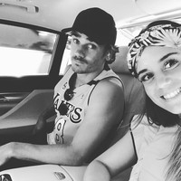 Menjadi salah satu WAGs pemain sepakbola ternama yang pernah menjadi pemain terbaik kedua di Eropa setelah Cristiano Ronaldo, Erika berbeda dari WAGs lainnya. Dia kurang suka eksis, termasuk menonton pertandingan suaminya di klub Atletico Madrid. Dia memilih low profile dan menghindari paparazzi. Di media sosial, dia pun jarang mengunggah foto. Memiliki lebih dari 220 ribu followers di Instagram, kamu hanya akan menemukan Erika berpose sendiri dalam hitungan jari. Akun Instagram Erika lebih banyak dihiasi foto putri kecilnya yang wajahnya disembunyikan. Foto: Instagram, Facebook