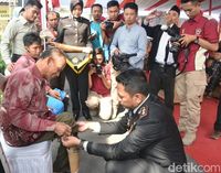 HUT Bhayangkara, Bahagia Warga Cirebon Terima Kado Kaki Palsu