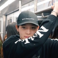  Penampilan Suradet ini pun tak hanya memesona wanita Thailand tetapi juga wanita Indonesia. Gemes nggak sih. Ingin nyulik bawa balik. Karungin aja apa ya, komentar netizen @luluhanin di postingan Instagram Suradet. Foto: dok. Instagram @bbasjtr