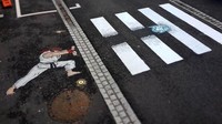 Ia memanfaatkan zebra cross untuk menciptakan karya seni baru. Istimewa/Boredpanda/Instagram/Oakoak Street Art.