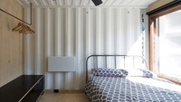 Kamar di dalam rumah kontainer ini bisa diisi sampai 10 orang. Istimewa/Simon Whitbread/Inhabitat.