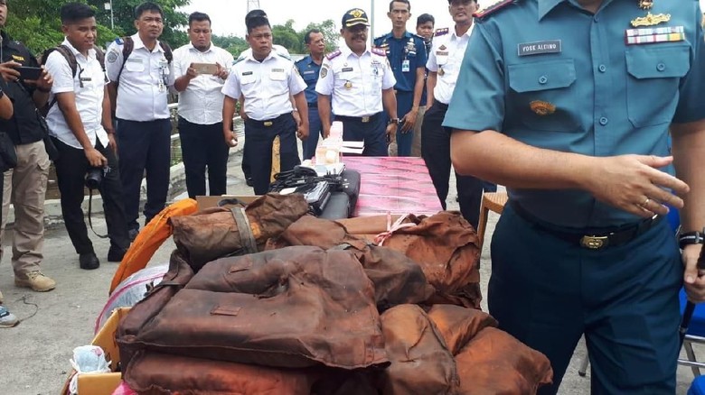 Kapal Penumpang Over Kapasitas di Riau Diamankan TNI AL Kapal Penumpang Over Kapasitas di Riau Diamankan TNI AL