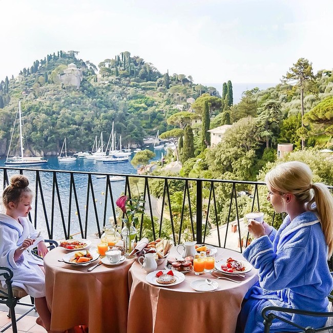 Demi tampil kembar, Jo membelikan anaknya busana branded seharga AUD $1,800 (Rp 19 jutaan) agar matching dengan dress-nya sendiri yang seharga AUD $5,300 (Rp 56 jutaan). Foto: Instagram @byjowalker