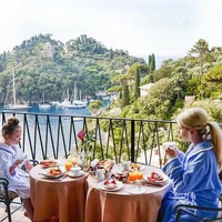 Demi tampil kembar, Jo membelikan anaknya busana branded seharga AUD $1,800 (Rp 19 jutaan) agar matching dengan dress-nya sendiri yang seharga AUD $5,300 (Rp 56 jutaan). Foto: Instagram @byjowalker