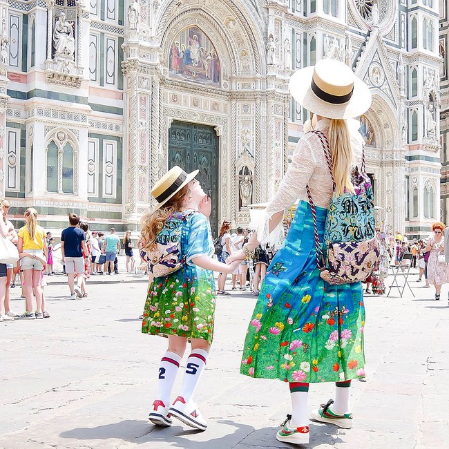 Kompak dengan tema kebun bunga, Jo mengenakan rok Gucci seharga AUD $1,785 (Rp 18 jutaan) dan sang anak menggunakan versi dress-nya seharga AUD $780 (Rp 8,2 jutaan). Foto: Instagram @byjowalker