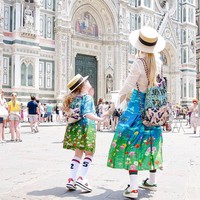 Kompak dengan tema kebun bunga, Jo mengenakan rok Gucci seharga AUD $1,785 (Rp 18 jutaan) dan sang anak menggunakan versi dress-nya seharga AUD $780 (Rp 8,2 jutaan). Foto: Instagram @byjowalker