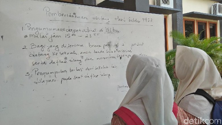 Orang Tua Calon Siswa di Rembang Kecewa Pengumuman PPDB Molor Orang Tua Calon Siswa di Rembang Kecewa Pengumuman PPDB Molor