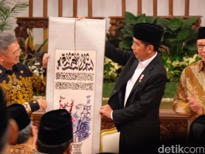Jokowi Terima Mushaf Alquran 17 Meter dari Pengusaha Malaysia