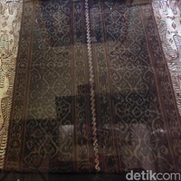 Tapis Inuh dari Lampung juga meninggalkan kesan tersendiri bagi John. Ini adalah salah satu kain yang paling susah didapat. Saya memerolehnya lewat lelang di Australia. Mungkin ini juga yang termahal, kata John yang enggan merinci harganya. Ia mengestimasi kain sudah berusia ratusan tahun. (Foto: Daniel Ngantung/Wolipop)