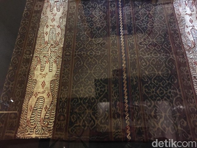 Tapis Inuh dari Lampung juga meninggalkan kesan tersendiri bagi John. Ini adalah salah satu kain yang paling susah didapat. Saya memerolehnya lewat lelang di Australia. Mungkin ini juga yang termahal, kata John yang enggan merinci harganya. Ia mengestimasi kain sudah berusia ratusan tahun. (Foto: Daniel Ngantung/Wolipop)
