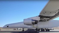 Lebar sayap pesawat mencapai 385 kaki, membuatnya lebih lebar dari lapangan sepak bola, dan pesawat besar dengan sayap lebar. Youtube/Stratolaunch.