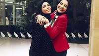 Bersama Zaskia Sungkar, Vivi menekuni dunia fashion hijab. Dok. Instagram/vivizubedi