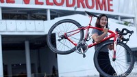 Tapi, Crismon tak menyerah. Dia tetap melahap latihan demi latihan pada pagi dan sore di Velodrome Jakarta di Rawamangun, Jakarta Timur.