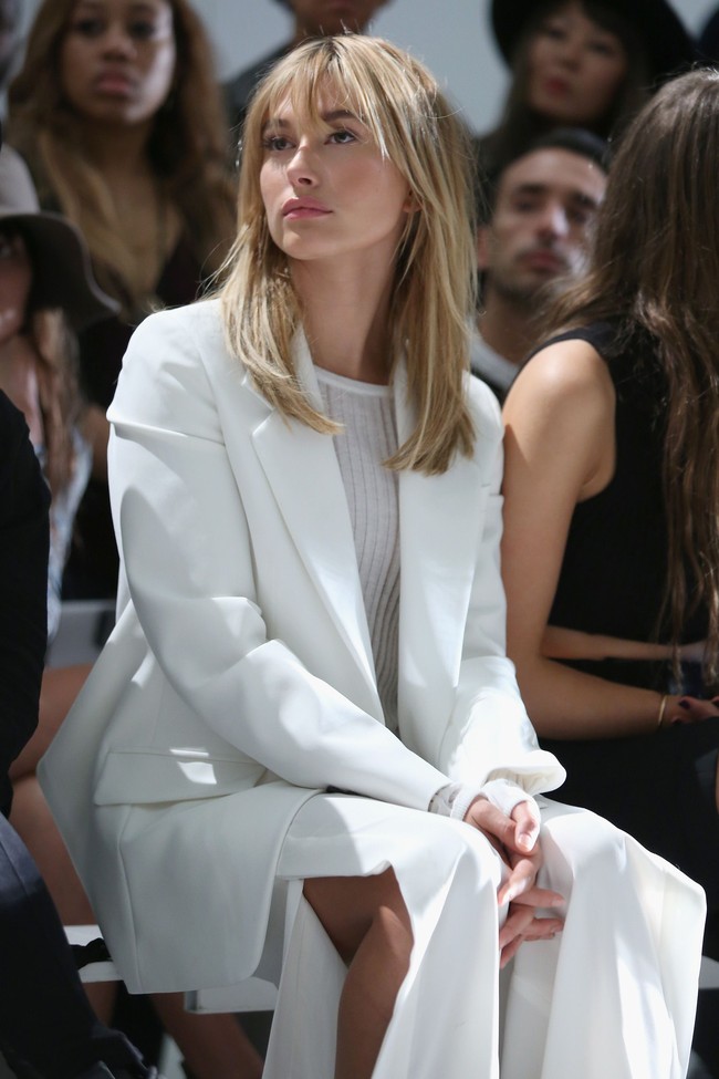 Masih di 2015, Hailey pernah tampil dengan rambut poni yang membuat wajahnya terlihat mungil. Kali ini dia eksis di fashion show DKNY di New York Fashion Week. Foto: Dok. Getty Images