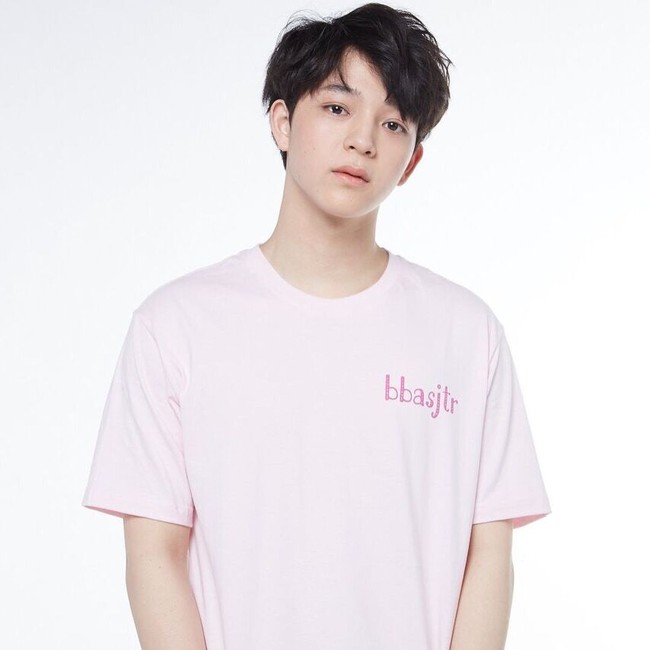 Situs Starmometer umumkan 100 Asian Hearttrobs 2018, pria yang diinginkan wanita sebagai pacar idamannya, setelah hampir 14 juta suara diterima. Suradet Piniwat dari Thailand menempati posisi kedua dengan 2,775,929 suara. Ia menduduki puncak polling Facebook dengan 1.654.963 suara tetapi di Twitter dan Instagram Taehyung atau V BTS dari Korea berada di atasnya. Foto: dok. Instagram @bbasjtr