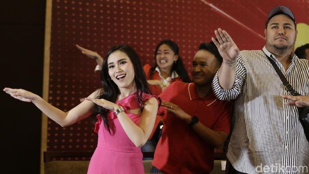 Kritik Lip Sync Belum Usai, Via Vallen Kini Dibandingkan dengan Ayu Ting Ting