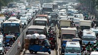 Aksi putar balik para pengendara ini menyebabkan jalan bertambah tersendat dan semakin semrawut.