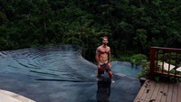 Siapa sih yang tidak jatuh cinta dengan keindahan Bali? Andre pernah liburan ke Bali lho pada 2016 lalu, tepatnya di Ubud (andrehamann/Instagram) 