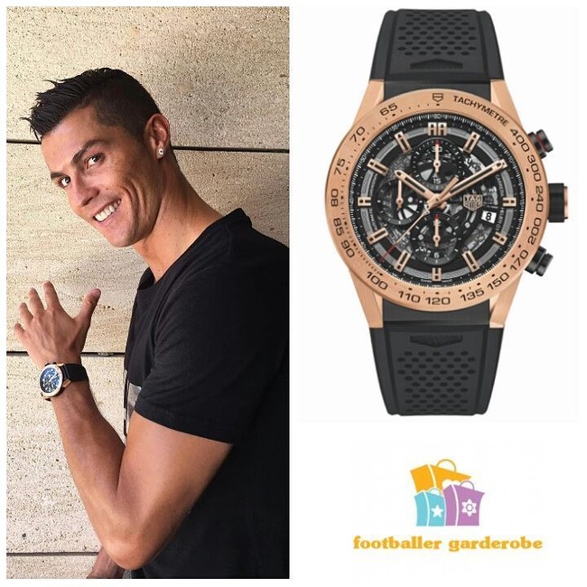 Cristiano Ronaldo berpose bak model memakai jam tangan Tag Heuer seri Carrera Calibre Heuer 01 Titanium and Rose Gold. Jam tangan yang bagian badannya berwarna rose gold ini harganya mencapai US$ 10.250 atau sekitar Rp 147 juta. Foto: Instagram/footballergarderobe