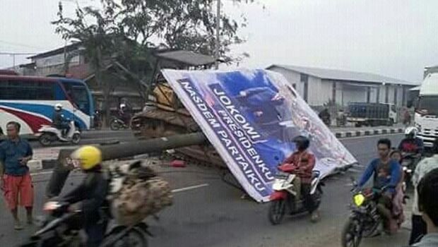 Ini baliho yang roboh timpa pemotor di Bekasi