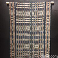Dari sekian banyak koleksi, kain tenun warna indigo ini sangat spesial bagi John karena merupakan tenun pertama yang diperolehnya. Berasal dari Sawu, Nusa Tenggara Timur, tenun hii hadir dengan dua motif, wohepi yang mirip ikan dan wo pudi. John mendapatkannya dari sebuah toko antik di Sydney, Australia, 30 tahun talu. (Foto: Daniel Ngantung/Wolipop)