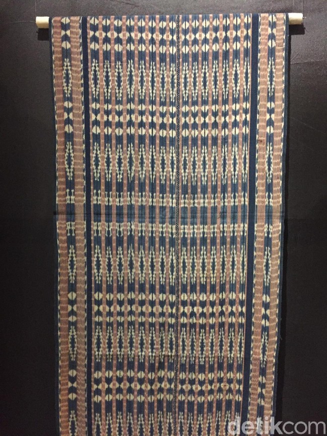 Dari sekian banyak koleksi, kain tenun warna indigo ini sangat spesial bagi John karena merupakan tenun pertama yang diperolehnya. Berasal dari Sawu, Nusa Tenggara Timur, tenun hii hadir dengan dua motif, wohepi yang mirip ikan dan wo pudi. John mendapatkannya dari sebuah toko antik di Sydney, Australia, 30 tahun talu. (Foto: Daniel Ngantung/Wolipop)