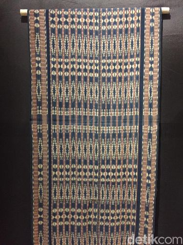 Tenun dari Sawu, NTT, ini merupakan wastra yang pertama kali dibeli oleh John.