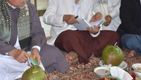 Masih dengan para ulama, kali ini pria berusia 46 tahun itu terlihat sedang mengadakan pertemuan sambil makan bareng. Ada kelapa batok hingga semangkuk kolak. Foto: Instagram tuangurubajang